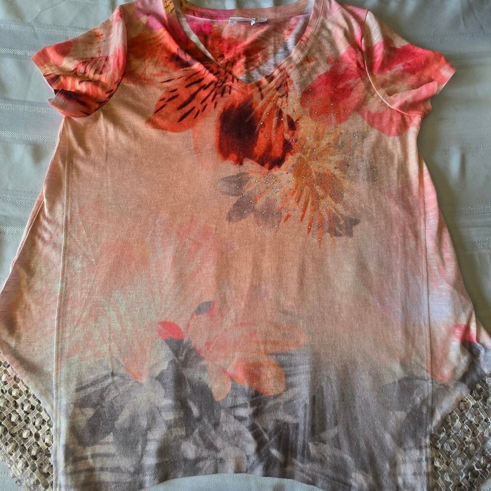 Size Medium (8/10) Time & Tru Brightly Colored V-Neck Short Sleeve Sequined Pull